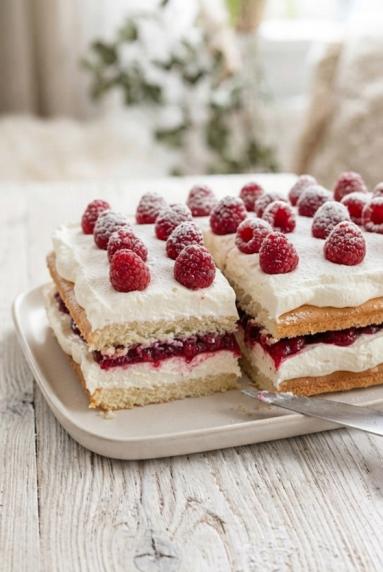 Zdjęcie - Ciasto biszkoptowe z  kremem śmietankowym i frużeliną malinową - Przepisy kulinarne ze zdjęciami