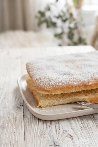 Zdjęcie - Ciasto biszkoptowe z  kremem śmietankowym i frużeliną malinową - Przepisy kulinarne ze zdjęciami