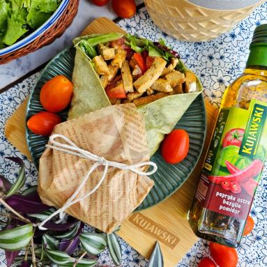 Zdjęcie - Zielona tortilla z dodatkiem chrupiącego tofu i warzyw - Przepisy kulinarne ze zdjęciami