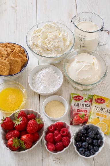 Zdjęcie - Sernik na zimno z mascarpone , owocami i galaretką - Przepisy kulinarne ze zdjęciami