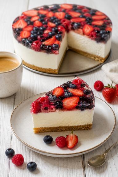 Zdjęcie - Sernik na zimno z mascarpone , owocami i galaretką - Przepisy kulinarne ze zdjęciami