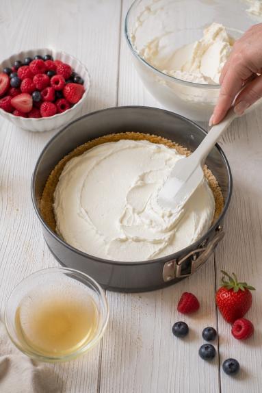 Zdjęcie - Sernik na zimno z mascarpone , owocami i galaretką - Przepisy kulinarne ze zdjęciami