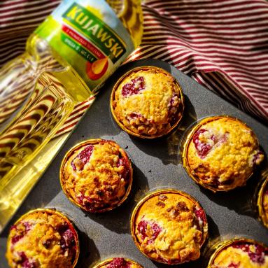 Zdjęcie: Muffinki z malinami i białą czekoladą Zdjęcie - Muffinki z malinami i białą czekoladą - Przepisy kulinarne ze zdjęciami