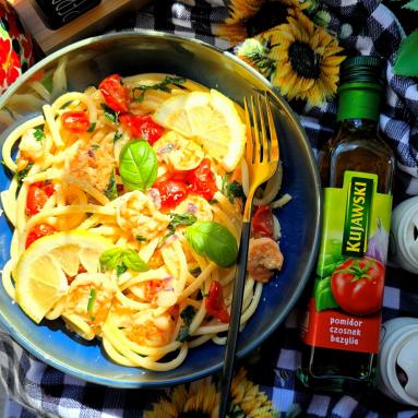 Zdjęcie: Makaron bucatini z krewetkami, pomidorkami, bazylią, czosnkiem i aromatycznym olejem z ziołami Zdjęcie - Makaron bucatini z krewetkami, pomidorkami, bazylią, czosnkiem i aromatycznym olejem z ziołami - Przepisy kulinarne ze zdjęciami