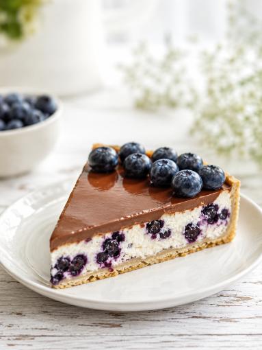 Zdjęcie - Tarta bor&oacute;wkowa z kremowym twarogowym i czekoladą - Przepisy kulinarne ze zdjęciami