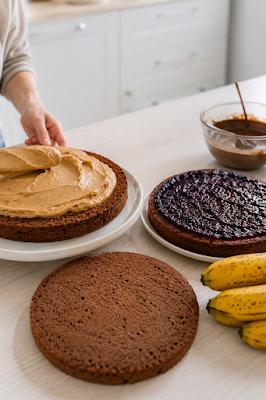 Zdjęcie - Tort  bananowy z kajmakiem i powidłem - Przepisy kulinarne ze zdjęciami