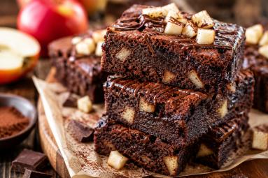 Zdjęcie - Fit brownie z jabłkami – bez mąki i cukru, prosty przepis - Przepisy kulinarne ze zdjęciami