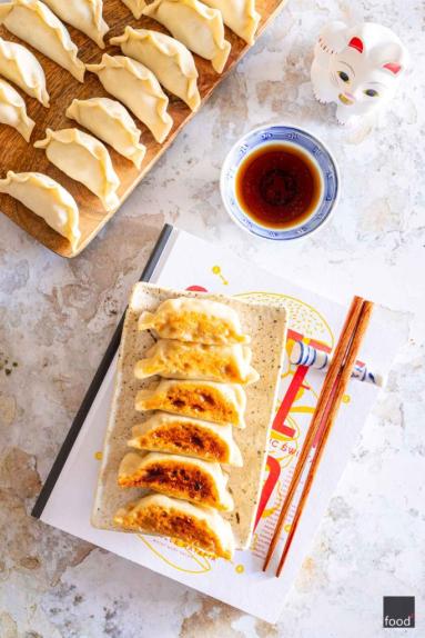 Zdjęcie: Gyoza – japońskie pierożki z wieprzowiną Zdjęcie - Gyoza – japońskie pierożki z wieprzowiną - Przepisy kulinarne ze zdjęciami