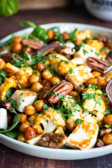 Zdjęcie - Sałata z pieczonym kalafiorem, ciecierzycą i halloumi - Przepisy kulinarne ze zdjęciami