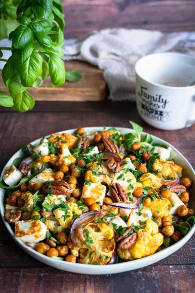 Zdjęcie - Sałata z pieczonym kalafiorem, ciecierzycą i halloumi - Przepisy kulinarne ze zdjęciami