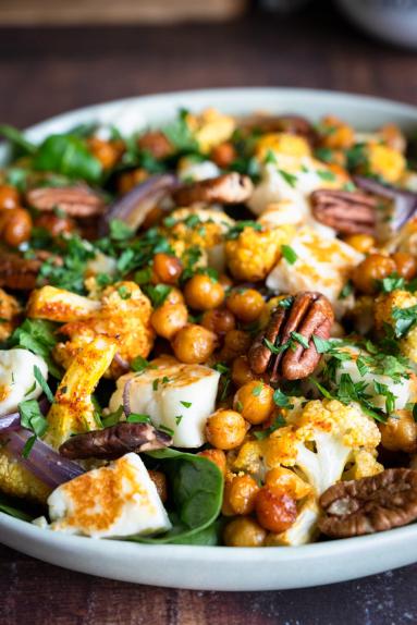 Zdjęcie - Sałata z pieczonym kalafiorem, ciecierzycą i halloumi - Przepisy kulinarne ze zdjęciami
