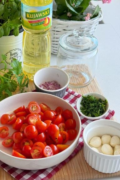 Zdjęcie: Pomidorki cherry z mozzarellą, świeżymi ziołami i olejem Zdjęcie - Pomidorki cherry z mozzarellą, świeżymi ziołami i olejem - Przepisy kulinarne ze zdjęciami
