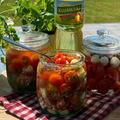 Zdjęcie: Pomidorki cherry z mozzarellą, świeżymi ziołami i olejem Zdjęcie - Pomidorki cherry z mozzarellą, świeżymi ziołami i olejem - Przepisy kulinarne ze zdjęciami