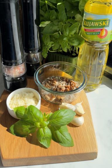 Zdjęcie: Pesto bazyliowe na oleju rzepakowym Zdjęcie - Pesto bazyliowe na oleju rzepakowym - Przepisy kulinarne ze zdjęciami