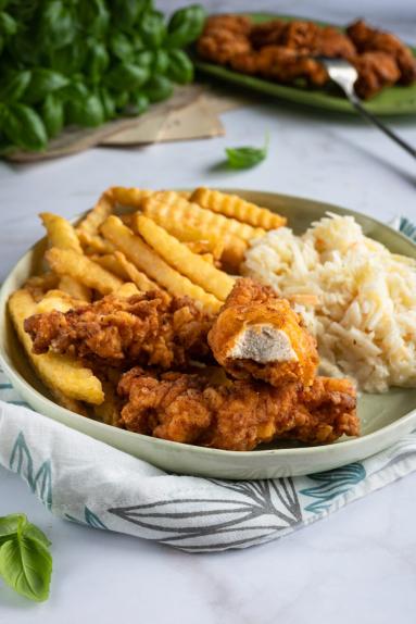 Zdjęcie - Chrupiące stripsy z kurczaka w stylu KFC - Przepisy kulinarne ze zdjęciami