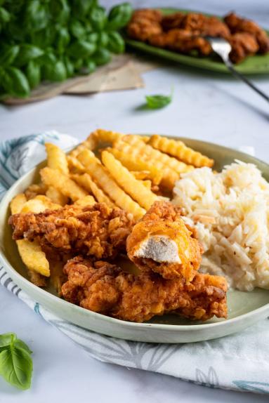 Zdjęcie - Chrupiące stripsy z kurczaka w stylu KFC - Przepisy kulinarne ze zdjęciami