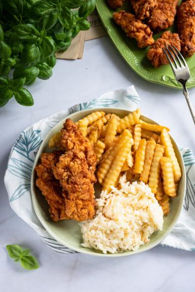 Zdjęcie - Chrupiące stripsy z kurczaka w stylu KFC - Przepisy kulinarne ze zdjęciami
