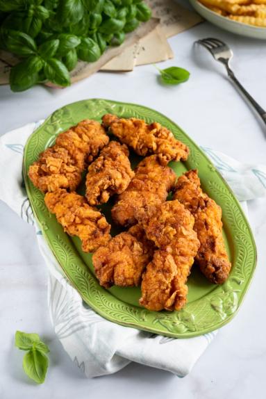 Zdjęcie - Chrupiące stripsy z kurczaka w stylu KFC - Przepisy kulinarne ze zdjęciami