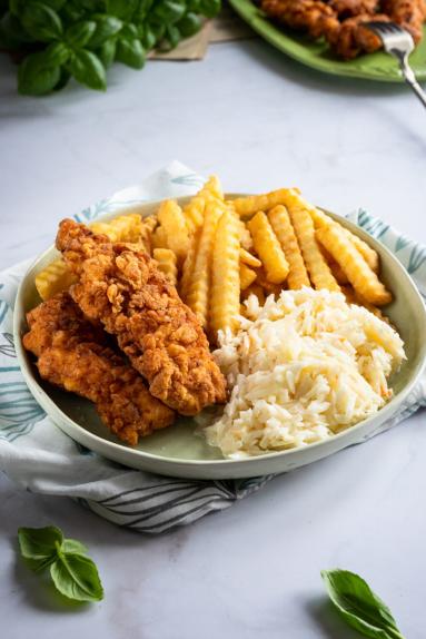 Zdjęcie - Chrupiące stripsy z kurczaka w stylu KFC - Przepisy kulinarne ze zdjęciami