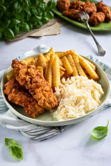Zdjęcie - Chrupiące stripsy z kurczaka w stylu KFC - Przepisy kulinarne ze zdjęciami