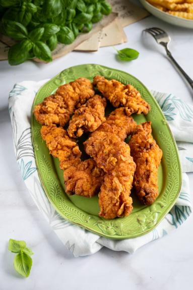 Zdjęcie - Chrupiące stripsy z kurczaka w stylu KFC - Przepisy kulinarne ze zdjęciami