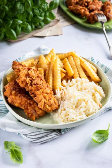 Zdjęcie: Chrupiące stripsy z kurczaka w stylu KFC Zdjęcie - Chrupiące stripsy z kurczaka w stylu KFC - Przepisy kulinarne ze zdjęciami