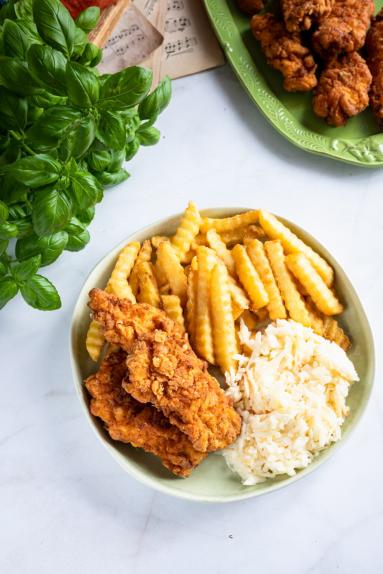 Zdjęcie - Chrupiące stripsy z kurczaka w stylu KFC - Przepisy kulinarne ze zdjęciami