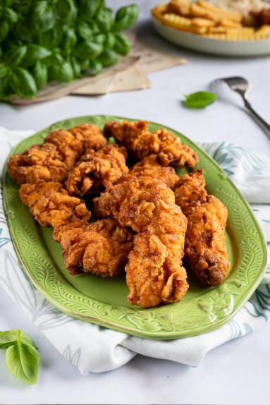 Zdjęcie - Chrupiące stripsy z kurczaka w stylu KFC - Przepisy kulinarne ze zdjęciami