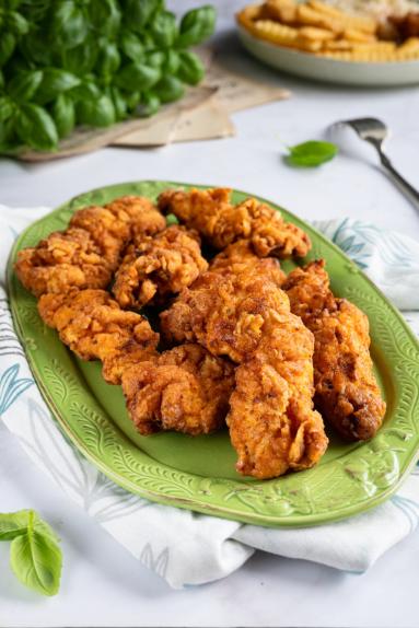 Zdjęcie - Chrupiące stripsy z kurczaka w stylu KFC - Przepisy kulinarne ze zdjęciami
