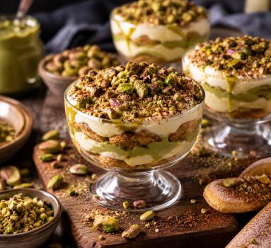 Zdjęcie - Fit pistacjowe tiramisu – kremowe, wysokobiałkowe i bez pieczenia - Przepisy kulinarne ze zdjęciami