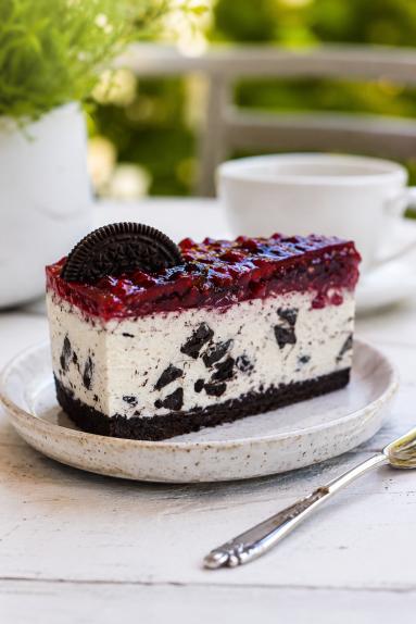 Zdjęcie - Sernik " Oreo "  na zimno  z leśnymi owocami - Przepisy kulinarne ze zdjęciami