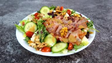 Zdjęcie - Sałatka z chrupiącą szynką dojrzewającą, mixem sałat i mozzarellą + film &ndash; Smakowite Dania - Przepisy kulinarne ze zdjęciami