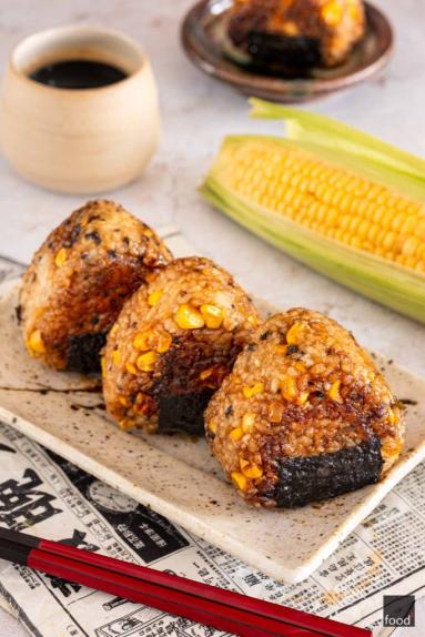 Zdjęcie: Yaki onigiri z kukurydzą Zdjęcie - Yaki onigiri z kukurydzą - Przepisy kulinarne ze zdjęciami