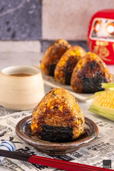 Zdjęcie: Yaki onigiri z kukurydzą Zdjęcie - Yaki onigiri z kukurydzą - Przepisy kulinarne ze zdjęciami