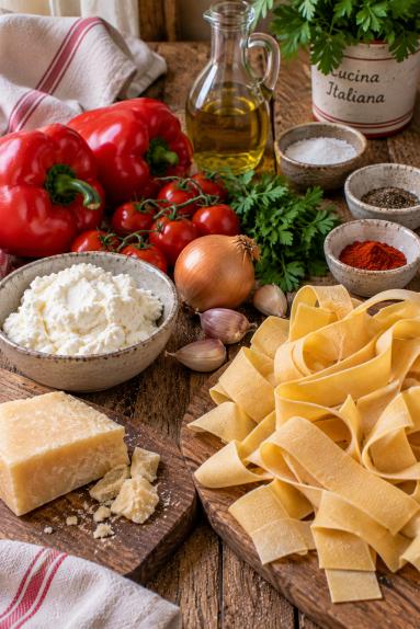 Zdjęcie - Makaron w sosie z pieczonej papryki i ricotty - Przepisy kulinarne ze zdjęciami
