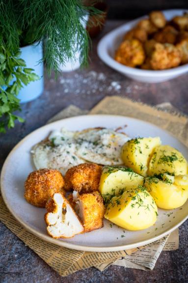 Zdjęcie - Kalafior pieczony w parmezanowej panierce - Przepisy kulinarne ze zdjęciami