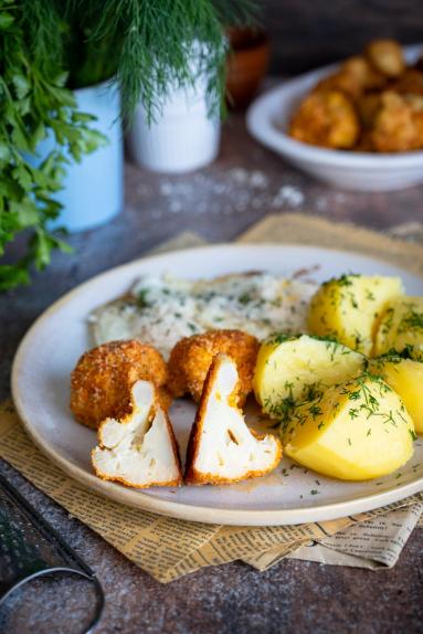 Zdjęcie - Kalafior pieczony w parmezanowej panierce - Przepisy kulinarne ze zdjęciami