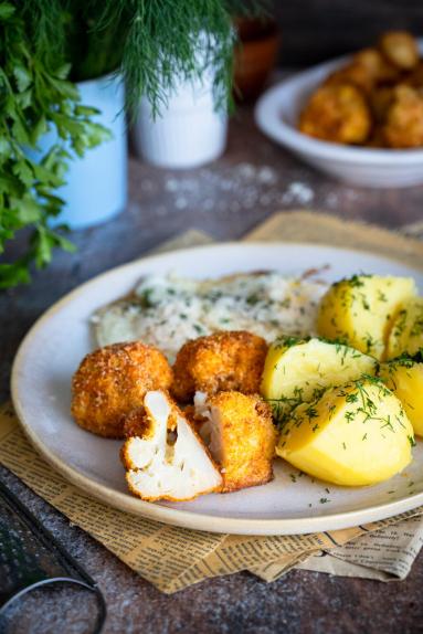 Zdjęcie - Kalafior pieczony w parmezanowej panierce - Przepisy kulinarne ze zdjęciami