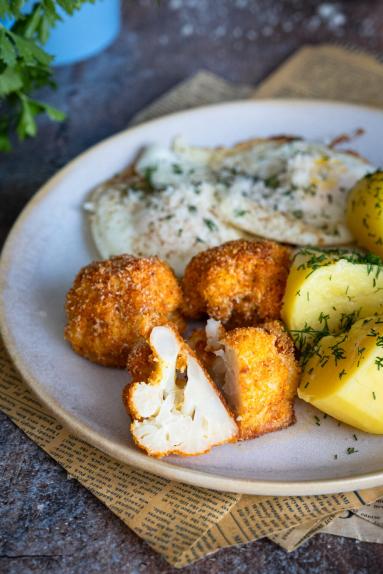 Zdjęcie - Kalafior pieczony w parmezanowej panierce - Przepisy kulinarne ze zdjęciami