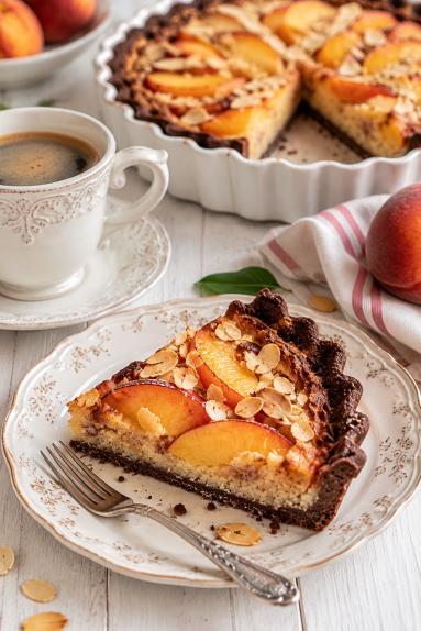Zdjęcie - Tarta kakaowa z kremem migdałowym  i brzoskwiniami - Przepisy kulinarne ze zdjęciami