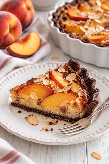 Zdjęcie - Tarta kakaowa z kremem migdałowym  i brzoskwiniami - Przepisy kulinarne ze zdjęciami