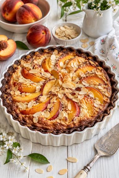 Zdjęcie - Tarta kakaowa z kremem migdałowym  i brzoskwiniami - Przepisy kulinarne ze zdjęciami
