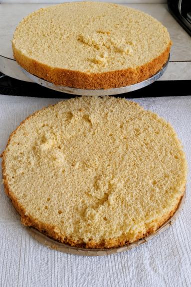 Zdjęcie: Tort biszkoptowy / śmietankowo-malinowy z chrupką Zdjęcie - Tort biszkoptowy / śmietankowo-malinowy z chrupką - Przepisy kulinarne ze zdjęciami