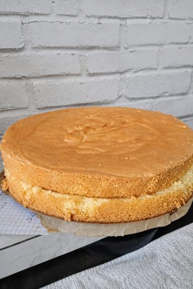 Zdjęcie: Tort biszkoptowy / śmietankowo-malinowy z chrupką Zdjęcie - Tort biszkoptowy / śmietankowo-malinowy z chrupką - Przepisy kulinarne ze zdjęciami