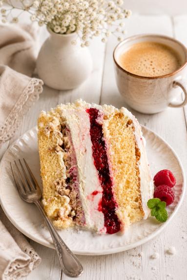 Zdjęcie: Tort biszkoptowy / śmietankowo-malinowy z chrupką Zdjęcie - Tort biszkoptowy / śmietankowo-malinowy z chrupką - Przepisy kulinarne ze zdjęciami