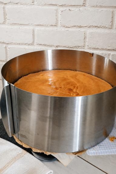 Zdjęcie: Tort biszkoptowy / śmietankowo-malinowy z chrupką Zdjęcie - Tort biszkoptowy / śmietankowo-malinowy z chrupką - Przepisy kulinarne ze zdjęciami