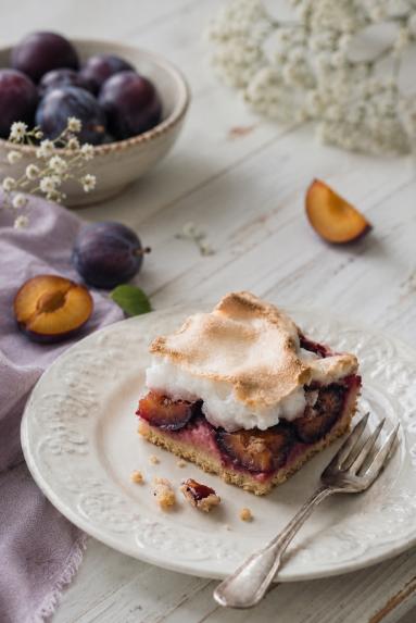 Zdjęcie: Ciasto kruche ze śliwkami i bezą Zdjęcie - Ciasto kruche ze śliwkami i bezą - Przepisy kulinarne ze zdjęciami