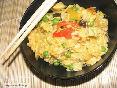 Zdjęcie - Ryż smażony z kurczakiem i warzywami  - Przepisy kulinarne ze zdjęciami