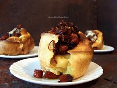 Zdjęcie - Pudding z Yorkshire z frankfuterkami i skarmelizowaną cebulą. - Przepisy kulinarne ze zdjęciami