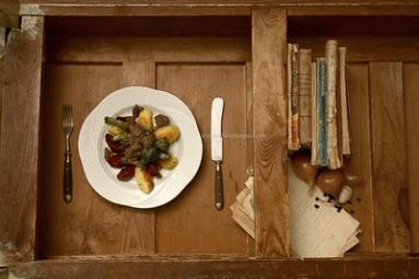 Zdjęcie - Gulasz barani na łożu warzywno &#8211; buraczanym z przesmażanymi  ziemniakami. - Przepisy kulinarne ze zdjęciami